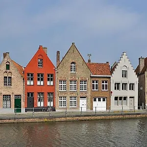  Bed & Breakfast With Carparking, Bicycles And Small Breakfast